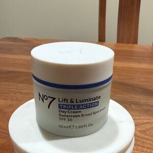 No. 7 Lift & Luminate Day Triple Action SPF 30 Day Cream NEW